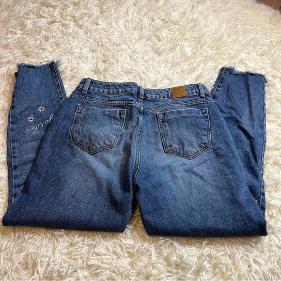 Women’s Embroidered Straight Leg Ankle Sz 8 Jeans W/pockets Raw Hem Distressed - Picture 12 of 12